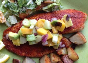 Tilapia aux épices fumées avec salsa à la mangue et à l'avocat