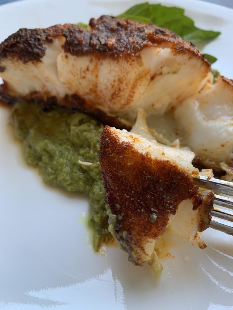 Bar épicé à l'harissa avec sauce basilic et avocat