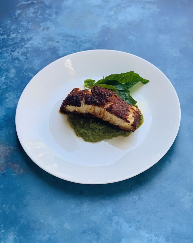 Bar épicé à l'harissa avec sauce basilic et avocat