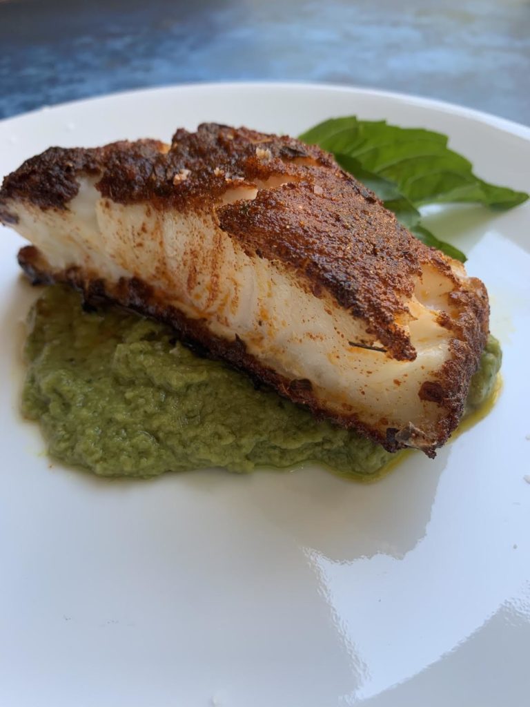 Bar épicé à l'harissa avec sauce basilic et avocat