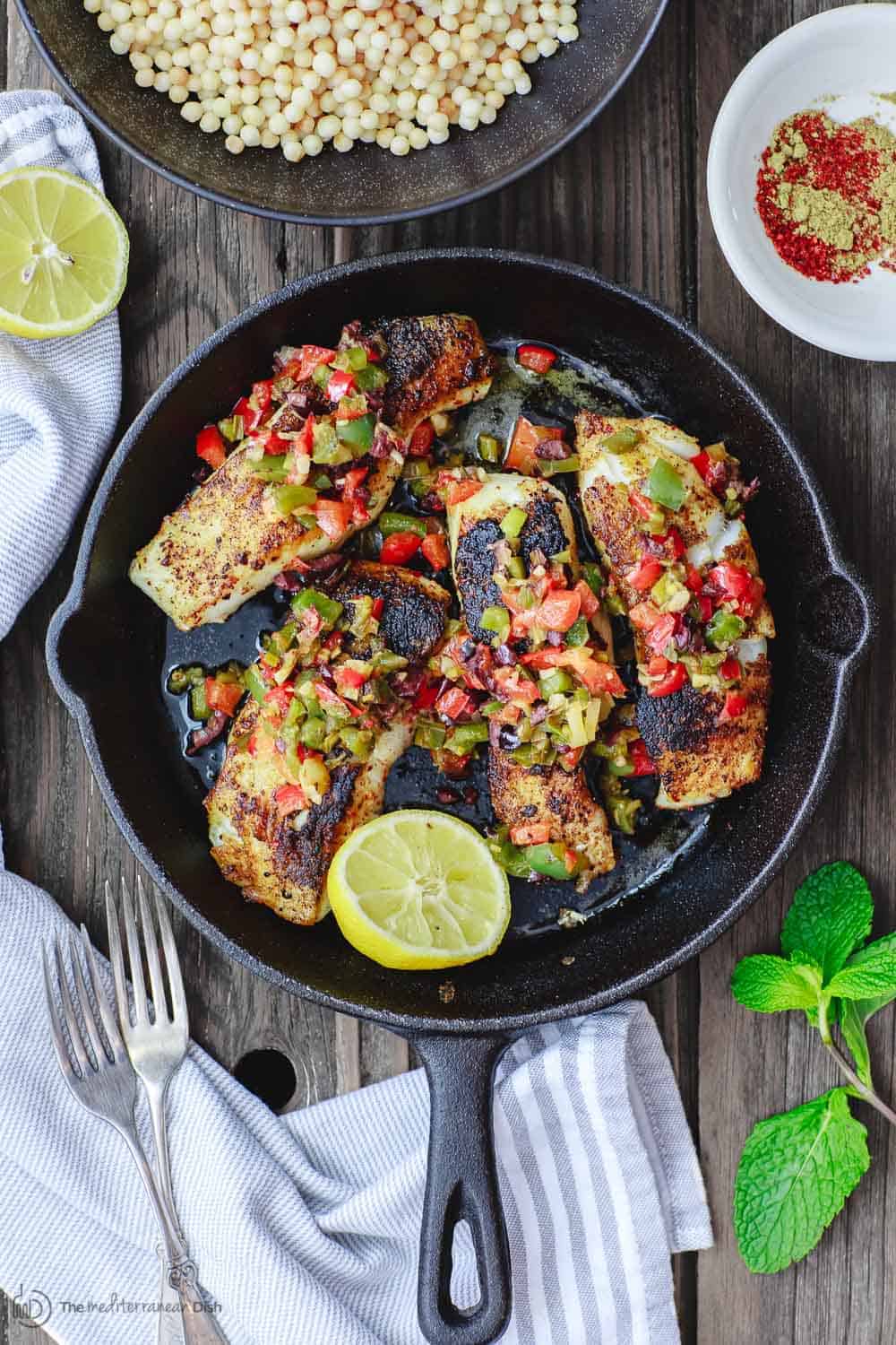 Recette de bar méditerranéen poêlé | Le plat méditerranéen. Bar poêlé rapide et croustillant, enrobé d'épices méditerranéennes et d'un savoureux mélange de poivrons à servir sur le dessus ou en accompagnement ! Dîner en quelques minutes ! de TheMediterraneanDish.com #mediterraneandiet #mediterraneanrecipes #seafoodrecipes #fish #fishrecipes #healthyrecipes #lowcarbrecipes #weeknightdinner #weeknightmeal #onpotdinner #onepan #glutenfreerecipes #seabass #easyrecipes