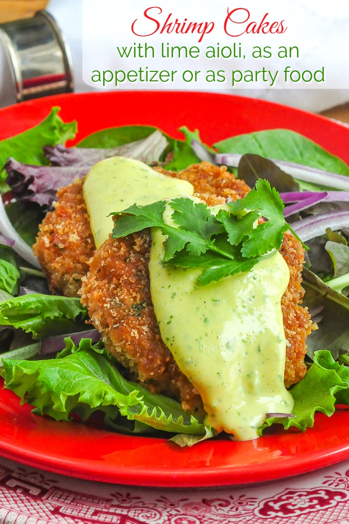 Gâteaux aux crevettes avec photo d'aïoli au citron vert avec texte de titre pour Pinterest