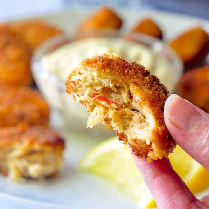 Mini beignets de crabe avec mayonnaise à la ciboulette et au citron vert