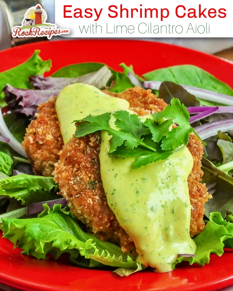 Gâteaux aux crevettes avec photo d'aïoli au citron vert avec texte de titre pour les publications sur les réseaux sociaux.