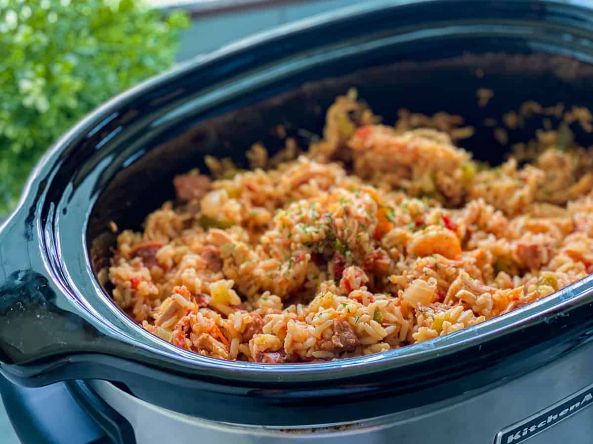 Mijoteuse ovale contenant du riz, du poulet et des crevettes.