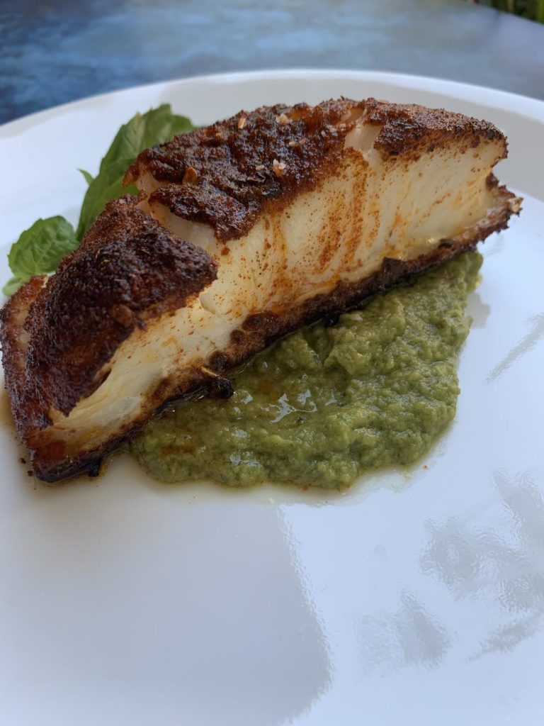 Bar épicé à l'harissa avec sauce basilic et avocat
