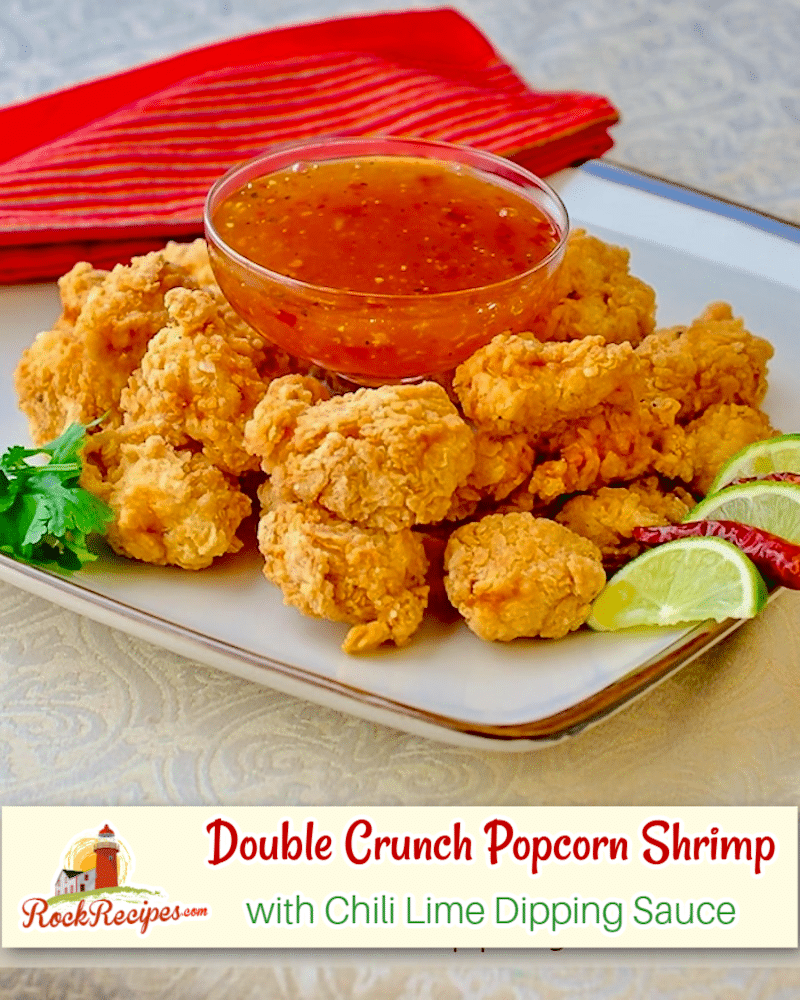 Crevettes pop-corn double croquantes avec trempette chili-lime image avec texte de titre pour les publications sur les réseaux sociaux.