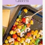 Plaque pleine de crevettes, gnocchis.