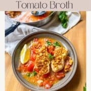 Affiche de poisson poché dans un bouillon de tomates épicé dans un bol et une poêle.