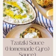 Affiche de sauce Gyro avec des beignets de crabe.