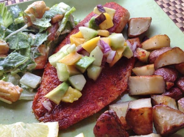 Tilapia fumé et épicé avec salsa à la mangue et à l'avocat - Jongler avec Julia
