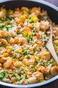 Une recette festive de riz frit aux crevettes pour accueillir le nouvel an lunaire