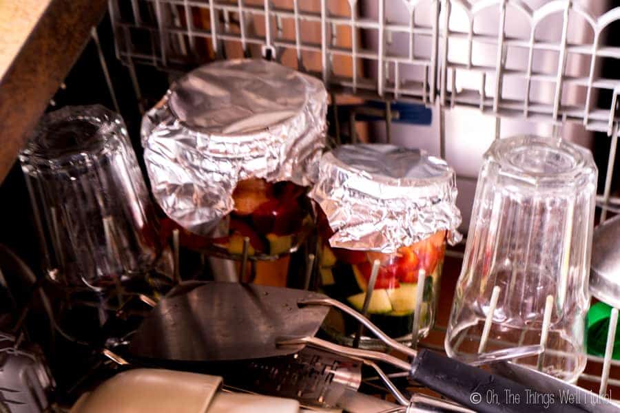 Saumon en bocaux au lave-vaisselle, prêt à y être cuisiné.