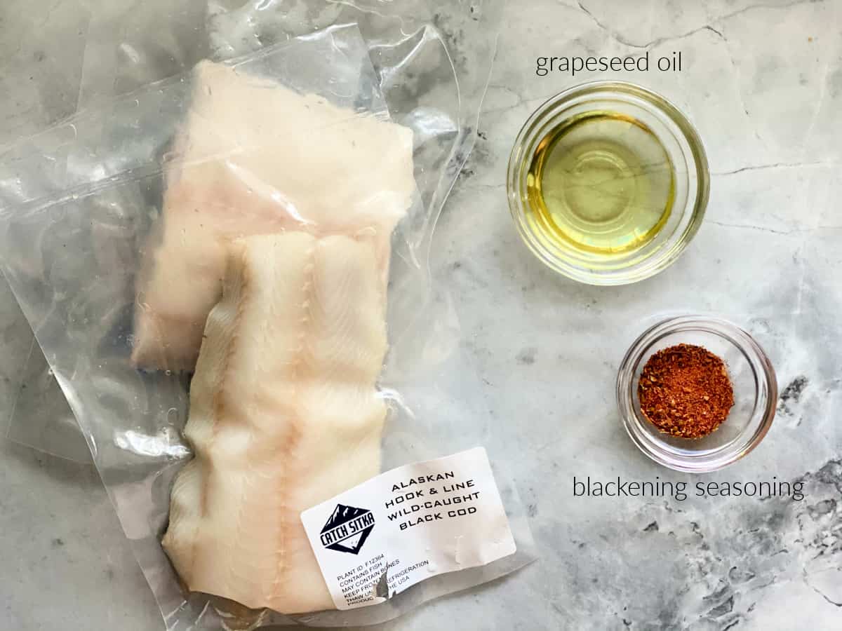 Ingrédients de la recette : deux filets de morue noire, huile de pépins de raisin et assaisonnement noircissant