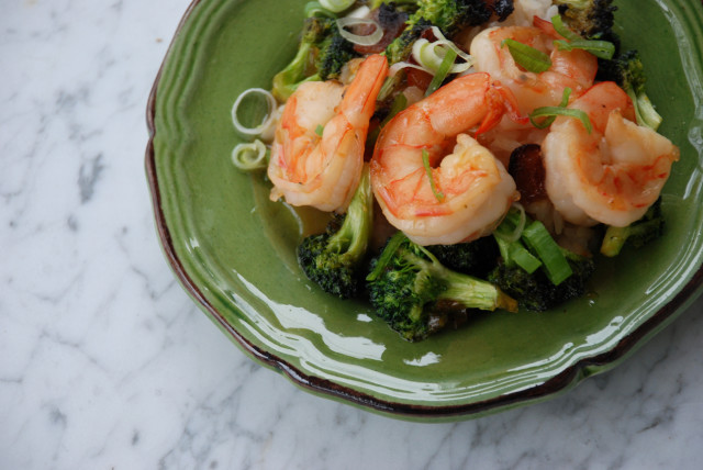 crevettes-au-miel-orange-avec-brocoli-recadrée-petite-ferme
