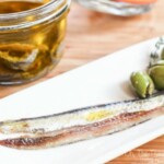 Les filets d'anchois salés faits maison sont faciles à préparer, sains et très savoureux. Découvrez comment nettoyer le poisson, le soigner et le conserver.