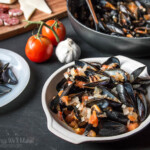 Ces moules faciles à cuire à la vapeur et à la sauce tomate sont préparées rapidement et impressionneront à coup sûr. Même mon tout-petit adore ramasser la sauce avec les coquilles vides.