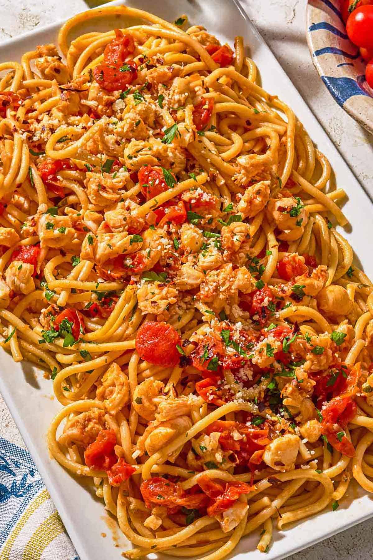 Pâtes au homard sur un plateau.
