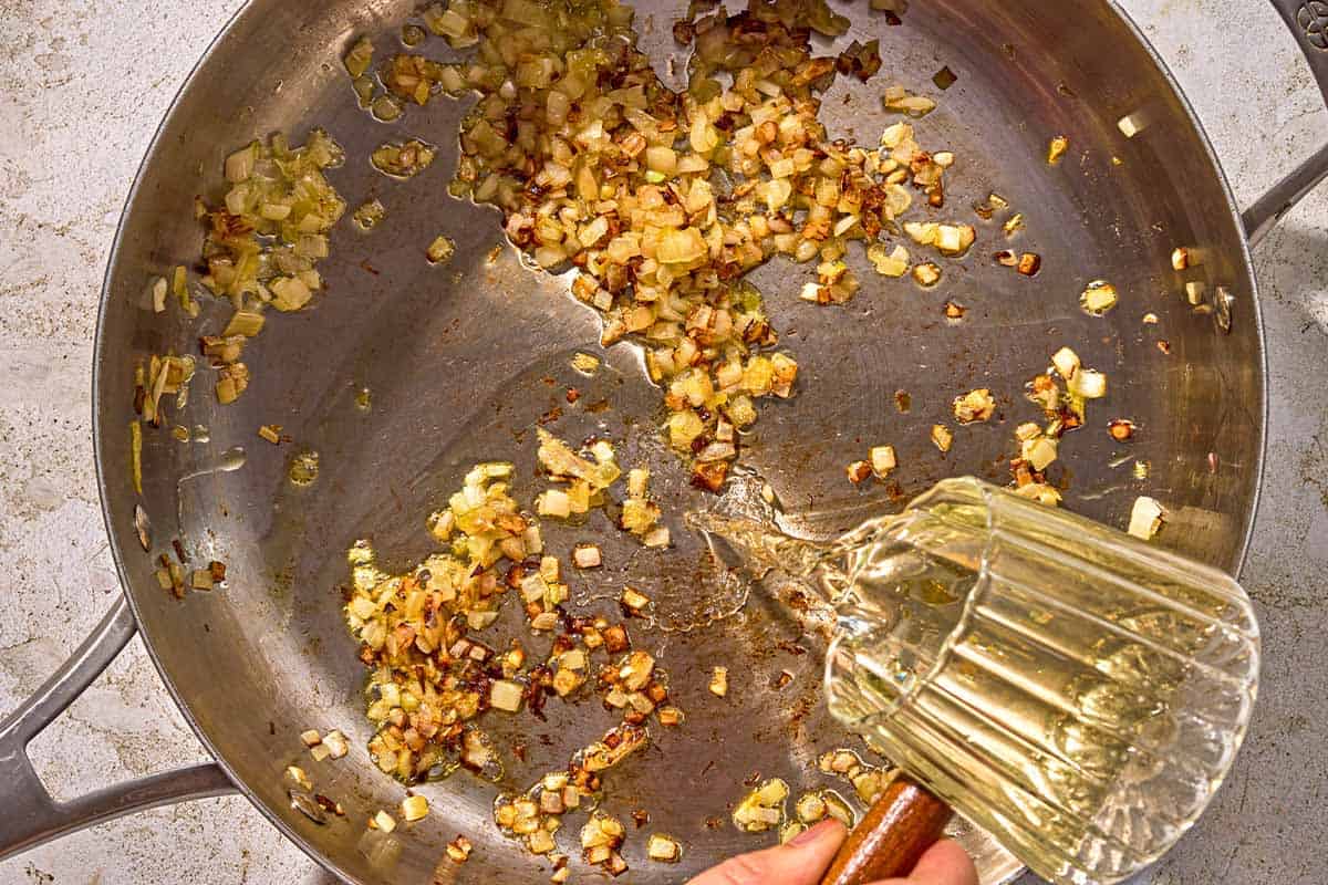 La poêle pour les pâtes au homard étant déglacée au vin blanc.