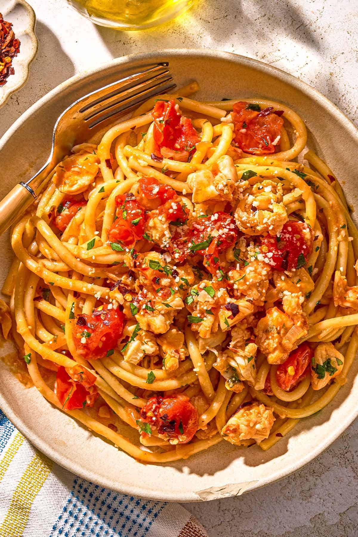 Pâtes au homard dans un bol avec une fourchette.