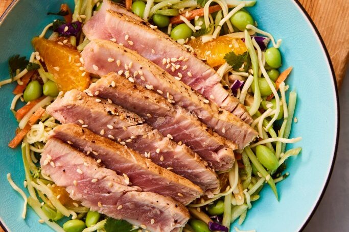 Thon ahi poêlé sur salade de chou
