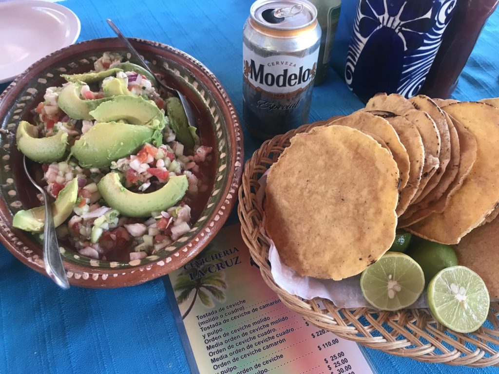 Ceviche mexicain avec bière et tortas 