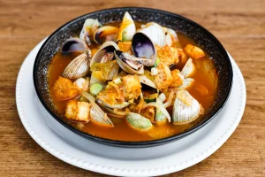 Soupe Kimchi au Tofu et Palourdes