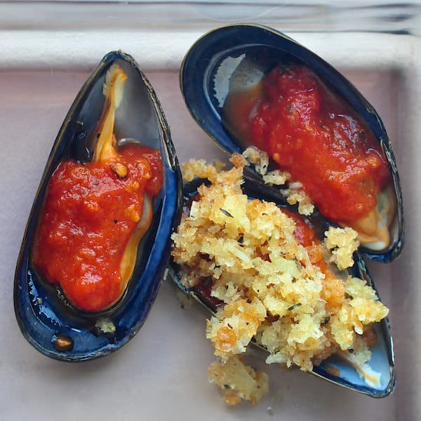 Moules au four au parmesan et à la marinara