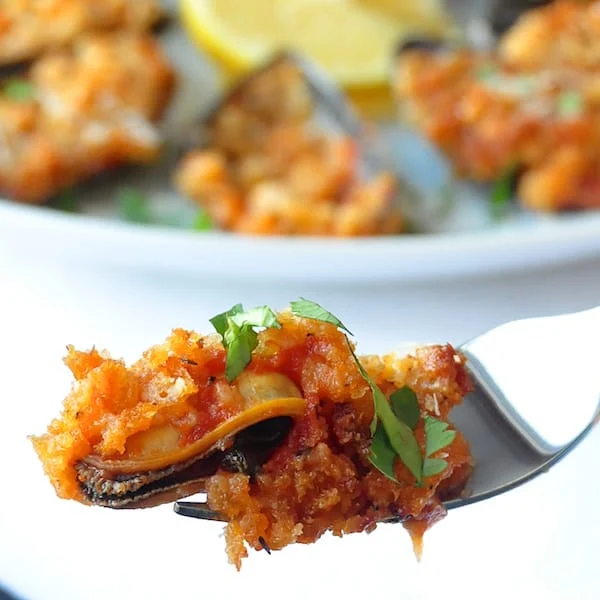 Moules au four au parmesan et à la marinara