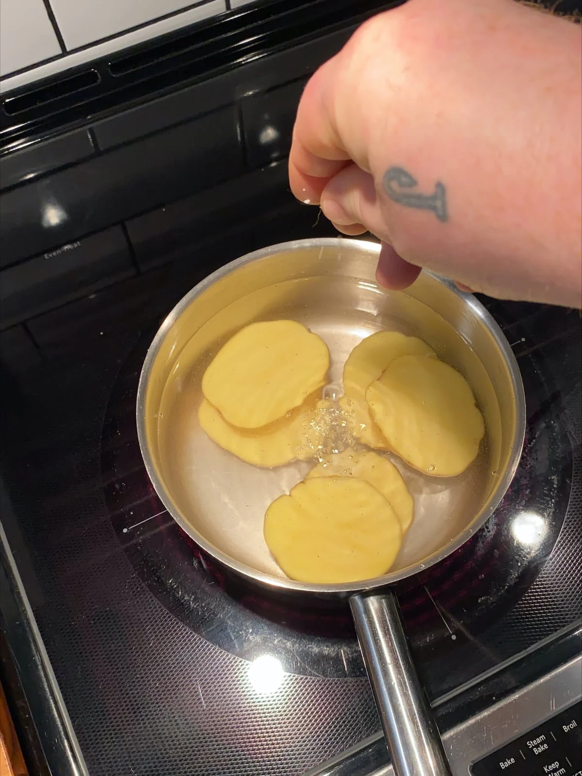 Assaisonner les pommes de terre avec du sel