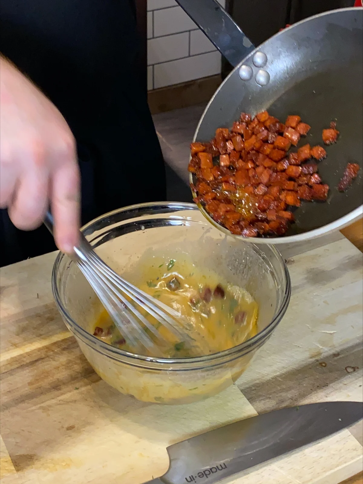 Ajoutez le chorizo frit croustillant à la vinaigrette.