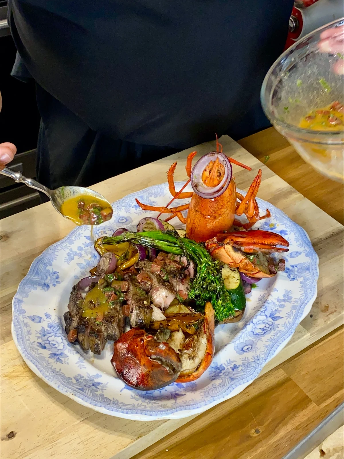 Arrosez le plateau de vinaigrette au chorizo sur le plateau de partage Surf & Turf.