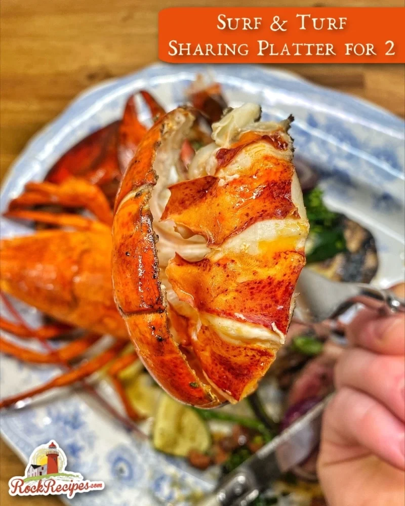 Photo en gros plan d'une succulente queue de homard avec texte de titre ajouté pour les publications sur les réseaux sociaux