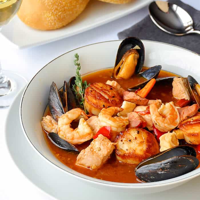 Chaudrée de fruits de mer Manhattan avec chorizo ​​et légumes rôtis – Cette chaudrée de fruits de mer exceptionnelle est un repas de fête vraiment gourmand à elle seule.