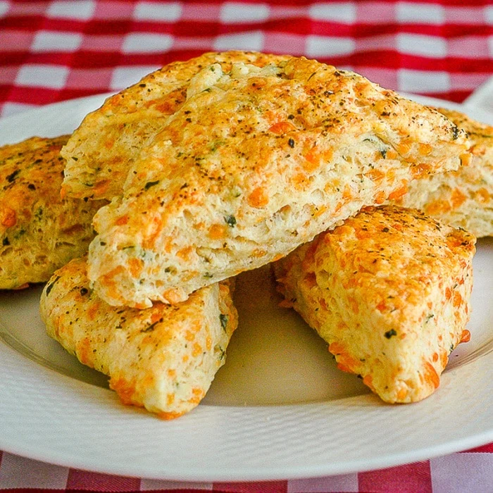 Scones au fromage et aux herbes gros plan