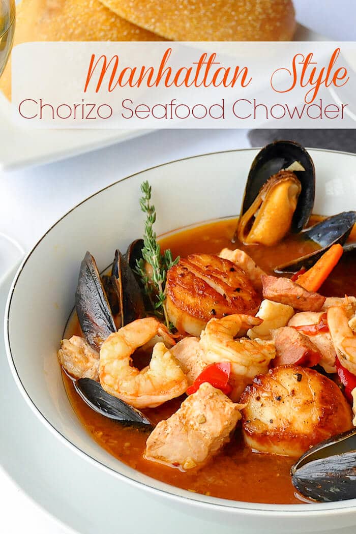 Chaudrée de fruits de mer Manhattan avec chorizo ​​et légumes rôtis – Cette chaudrée de fruits de mer exceptionnelle est un repas de fête vraiment gourmand à elle seule.
