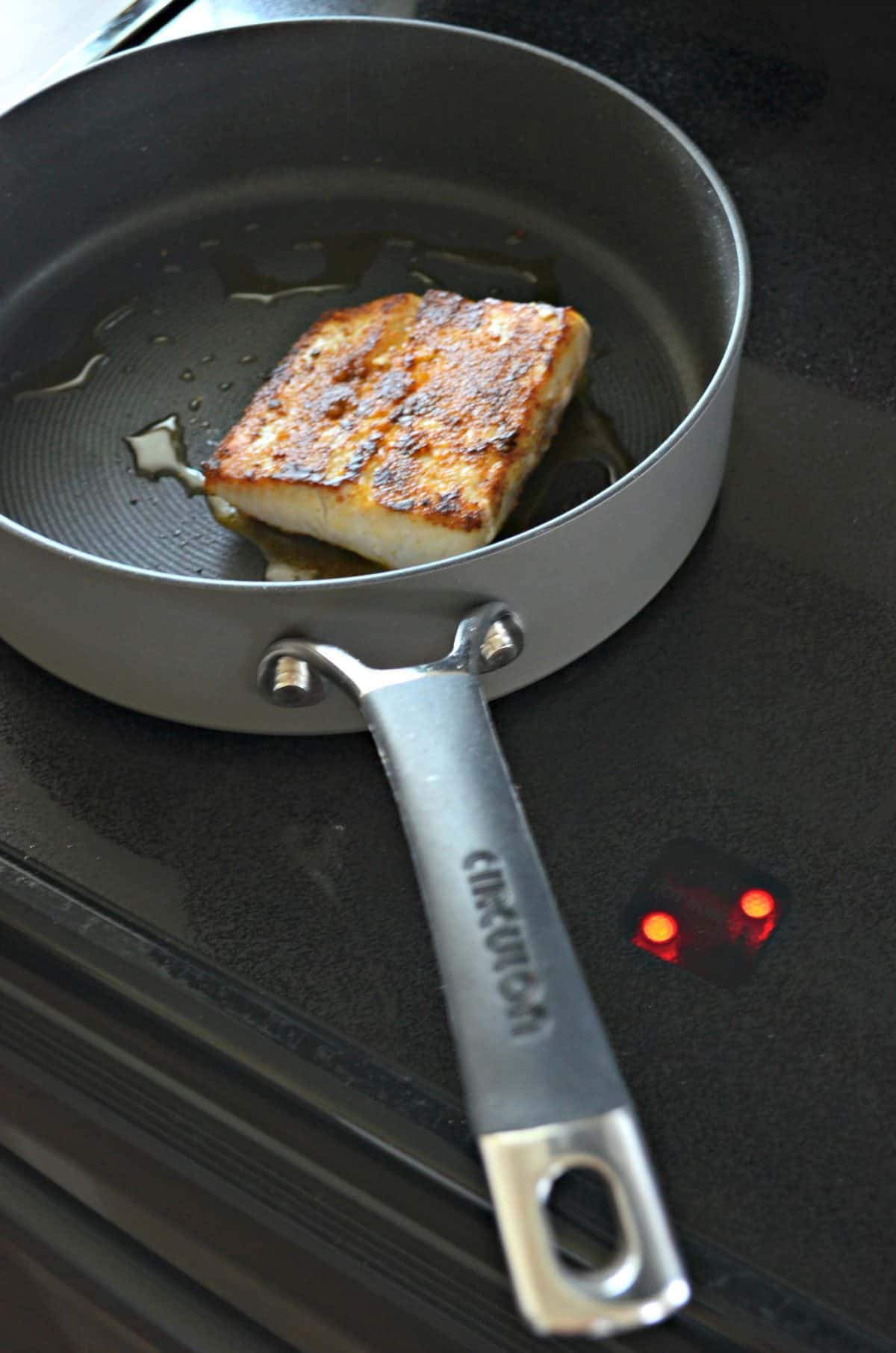 Mahi Mahi Saisir dans une poêle avec de l'huile.
