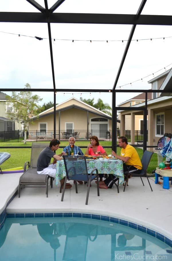 Paella Party en famille mangeant ensemble #CelebrateOutdoors