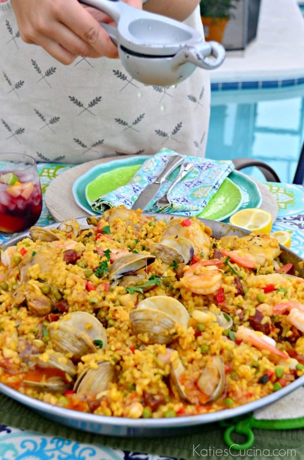Paella Party aux fruits de mer en pressant du jus de citron #CelebrateOutdoors
