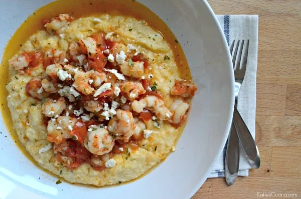 Assiette de crevettes et gruau de maïs