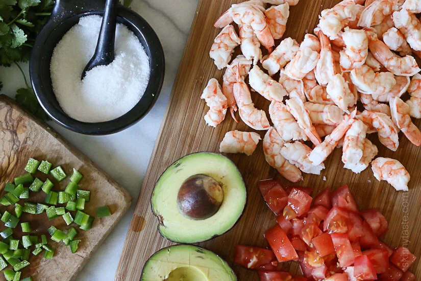 Ingrédients pour la salade de crevettes piquantes au citron vert et à l'avocat