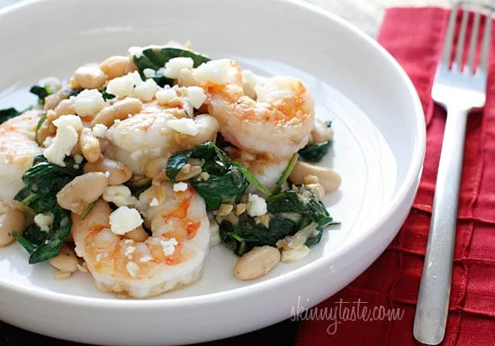 Crevettes et haricots blancs servis avec la feta