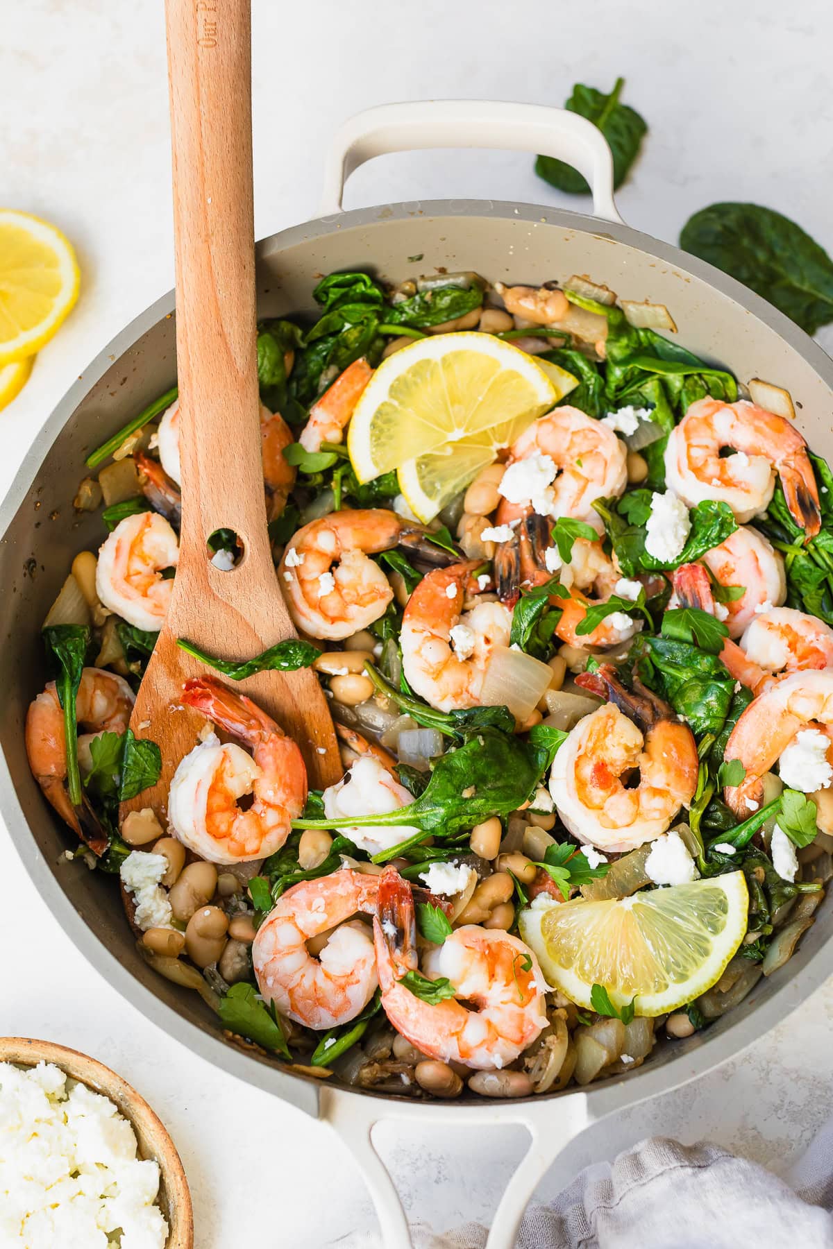 Bol de crevettes aux haricots blancs et épinards