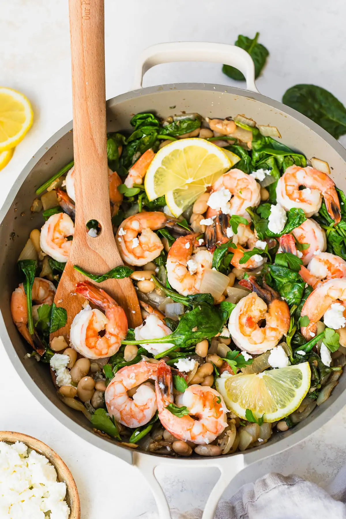 Bol de crevettes aux haricots blancs et épinards