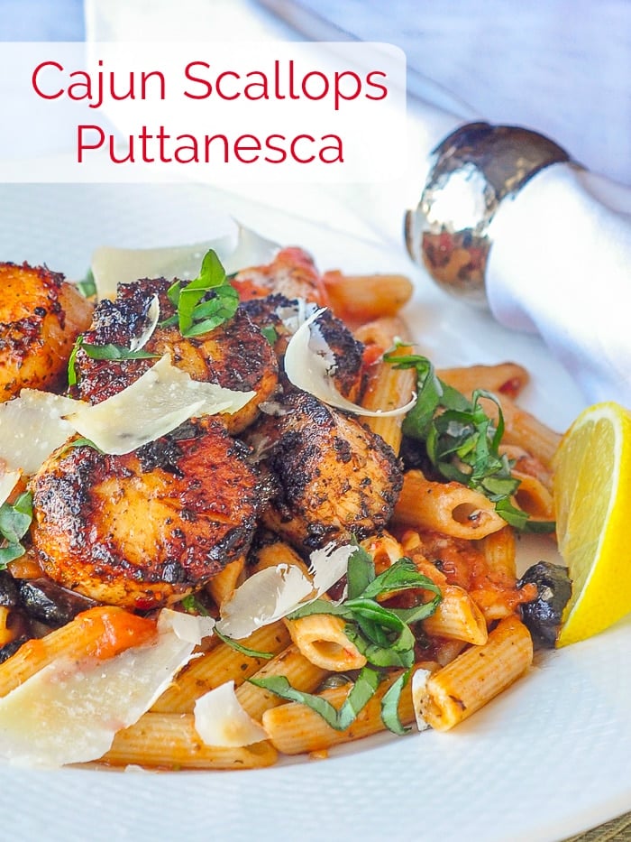 Photo de Puttanesca de pétoncles cajun avec texte de titre pour Pinterest
