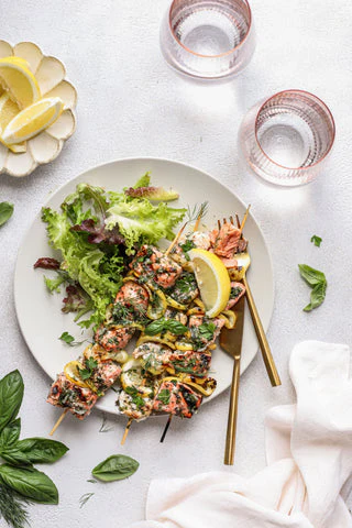 Brochettes de saumon rouge et de crevettes à l'ail et aux herbes