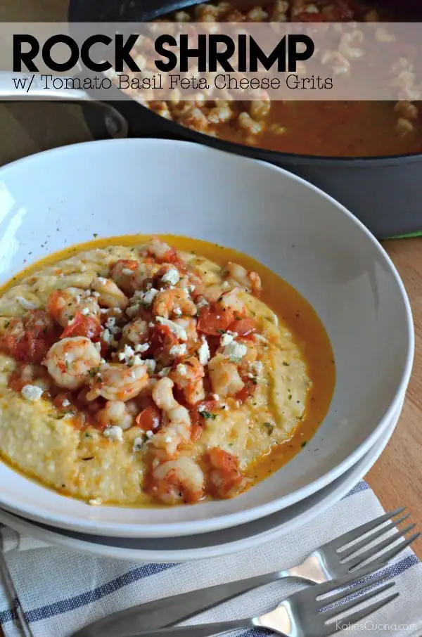 Crevettes de roche sur un gruau de maïs à la feta