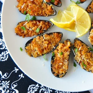 Moules au four au parmesan et à la marinara – faciles mais impressionnantes.