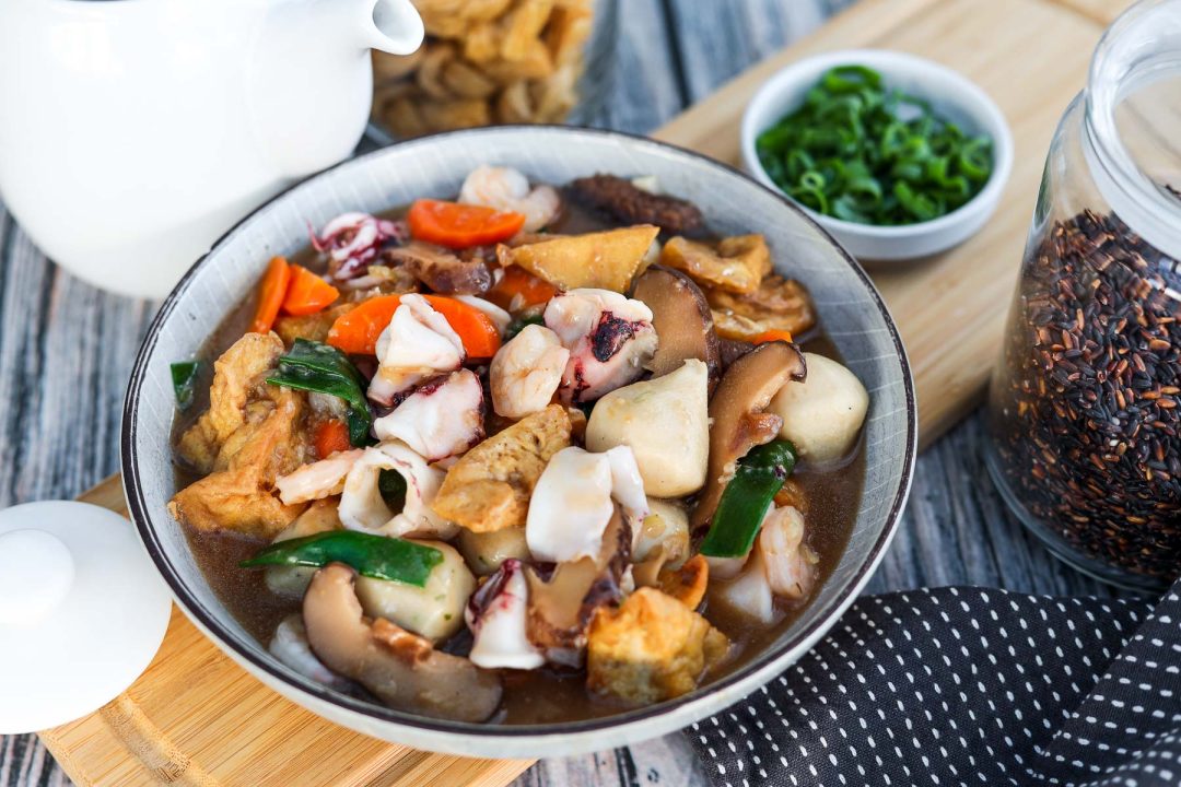 Crevettes, calamars et tofu au wok