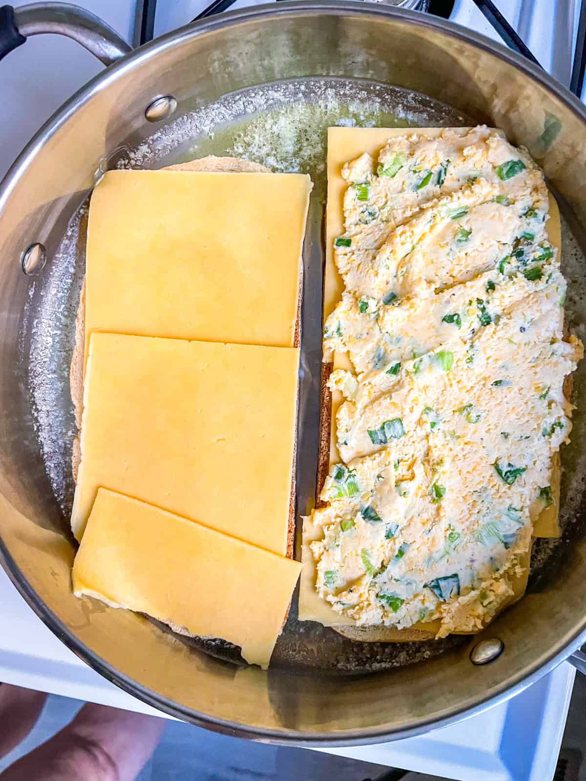 Mélange de fromage et aussi du gouda disposés sur deux pains au levain.